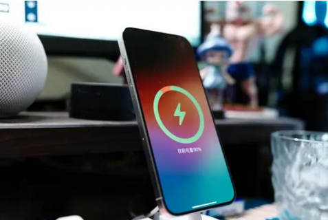 张沟镇苹果15换屏服务分享用什么充电器给iPhone15充电更好 